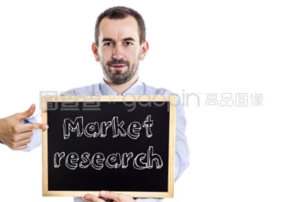 市場調(diào)查 有黑板的年輕商人如何洞察商機